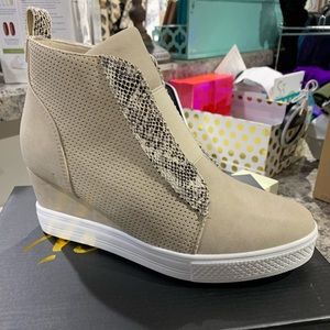 Sneaker wedge with snakeskin